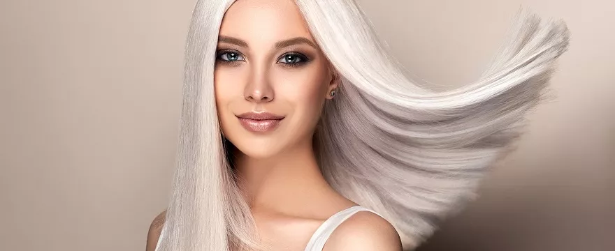 Popielaty blond – dla kogo sprawdzi się taka koloryzacja i jak dbać o włosy po farbowaniu?