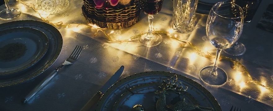 Stół na Wigilię: jakie są tradycje i zasady przygotowania świątecznego stołu?