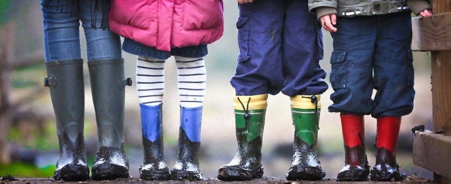 Rodzice alarmują: 40 min kolejki do przedszkola w deszczu!