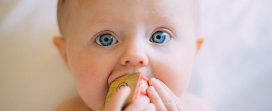 5 miesiąc życia dziecka: rozwój fizyczny i umysłowy niemowlaka