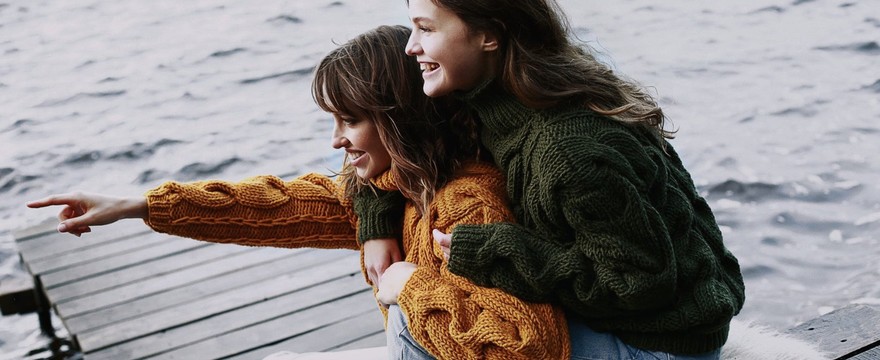Sweter — zimowy towarzysz kobiety