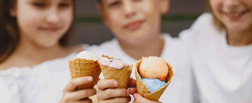 Lato sprzyja trudnym plamom — pozbądź się ich skutecznie z produktami marki Ariel 