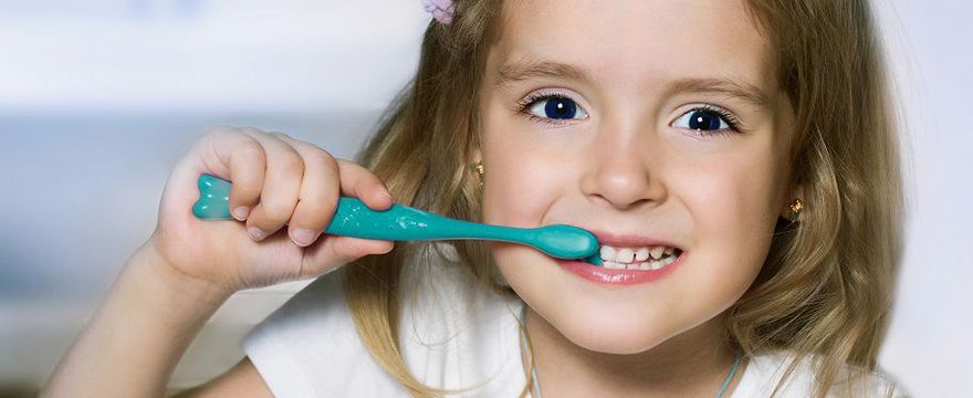 Higiena jamy ustnej – wieczorne rytuały. Dlaczego są tak ważne? Przeczytaj, rozwiąż QUIZ i weź udział w konkursie z nagrodami