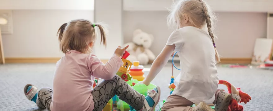 Pierwsze dni w przedszkolu i żłobku – jak złagodzić stres przy rozstaniu?