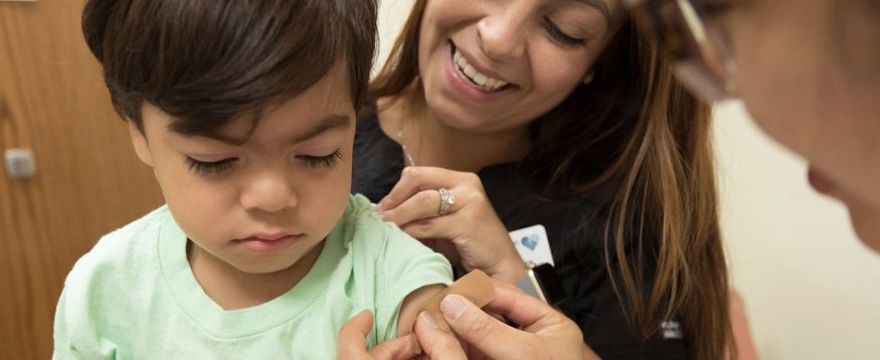 Szczepienia: czy warto szczepić dzieci w czasie pandemii? Kto jeszcze powinien poddać się szczepieniom? 