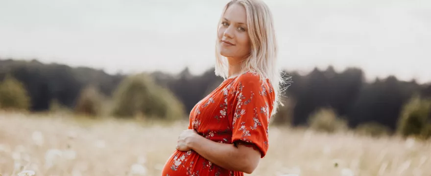 Poród latem – zalety i wyzwania dla świeżo upieczonych mam