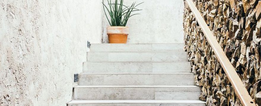 Betonowe schody: jak i czym je malować