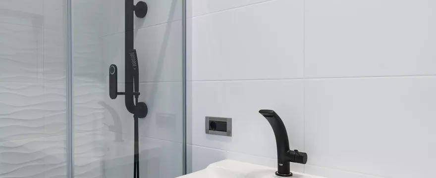 Opadające drzwi kabiny prysznicowej – jak naprawić?