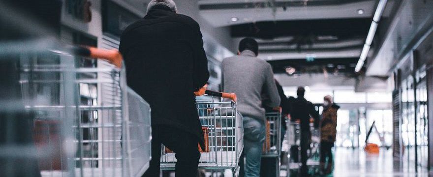 Nowe zasady robienia zakupów: limity osób, które mogą jednocześnie przebywać w sklepie 