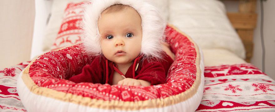 Idealny prezent dla niemowlaka: KOKON w świąteczny wzór