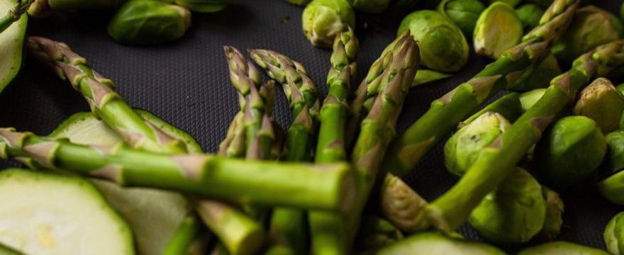 Szparagi: jak zrobić. Dwa proste przepisy na zielone szparagi po włosku 