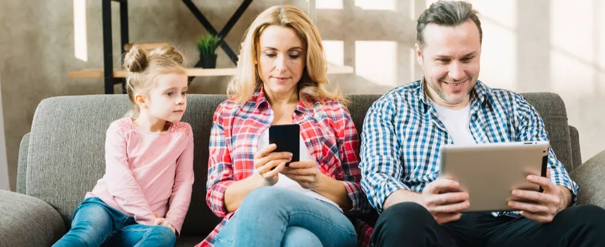 Rodzice wpatrzeni w ekrany — jak to wpływa na rozwój dziecka?