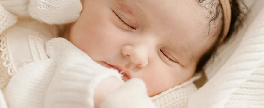 Dlaczego niemowlę wystawia język i się ślini?