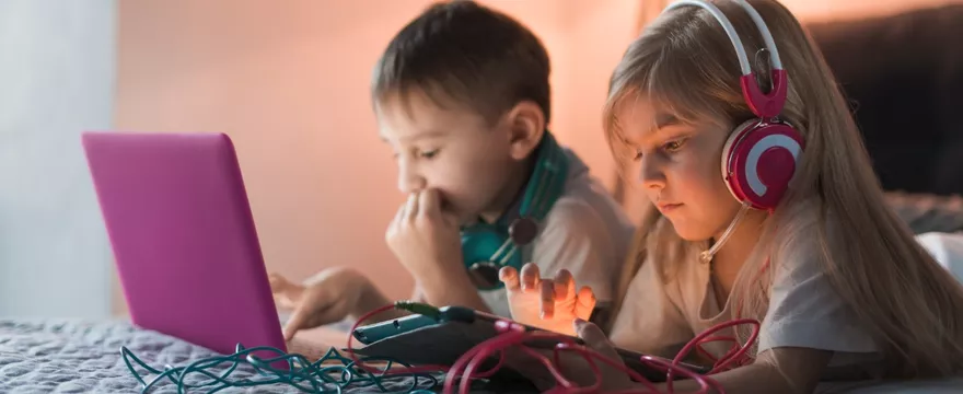 „Bo w internecie było napisane…” Jak nauczyć dziecko krytycznego myślenia?