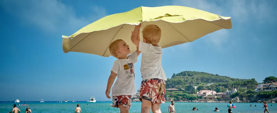 Bezpieczne wakacje: jak się chronić przed słońcem, komarami, czy letnim zatruciem? PORADNIK