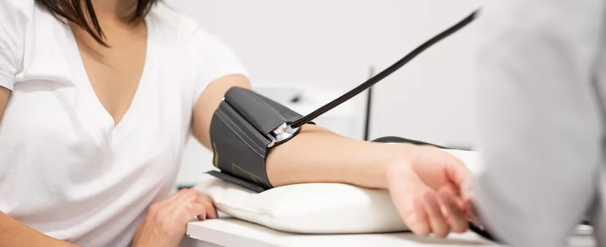 Niskie ciśnienie u kobiet – kiedy to normalne, a kiedy wymaga uwagi?