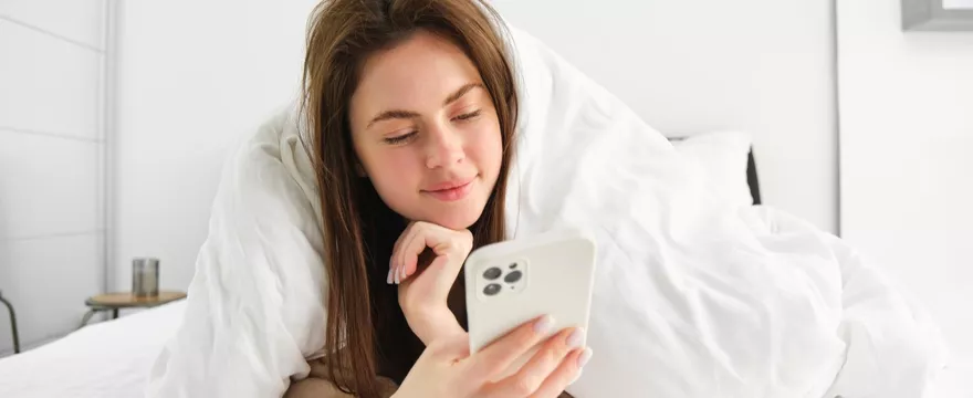 Sięgasz po telefon zaraz po przebudzeniu? Sprawdź, dlaczego to nie jest dobry nawyk!