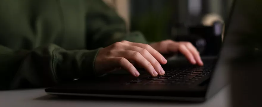 „Sprzedam kolegę” – nowa forma cyberprzemocy wśród nastolatków