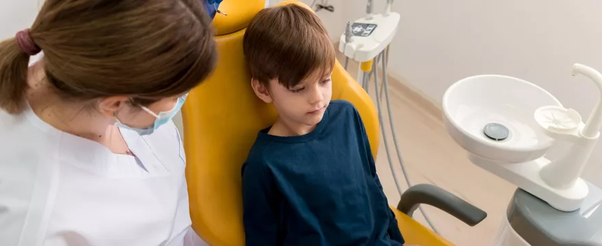 Co to jest lapisowanie zębów mlecznych?