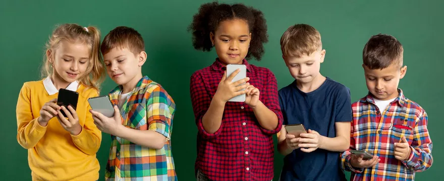 Zakaz telefonów w szkołach od września 2026. Szczegóły planowanych zmian