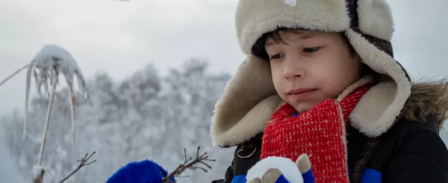 Ochrona skóry dziecka zimą – kremy, ubrania i zdrowe nawyki 