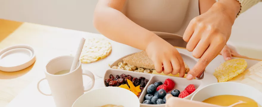 Jak i kiedy uczyć dziecko jeść sztućcami
