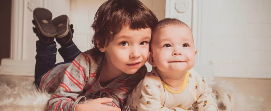 Trzyletnie dziecko pręży się i napina – co to może oznaczać?