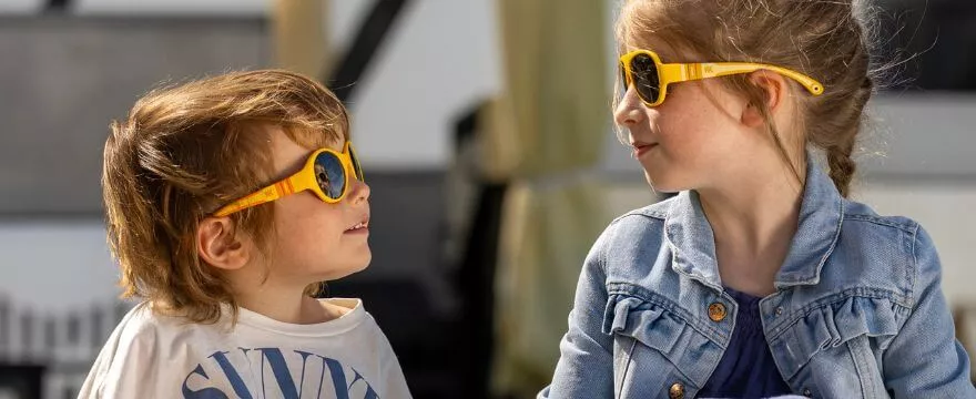 Redakcja poleca: okulary przeciwsłoneczne dla dziecka. Te zmieniają kolor oprawek!