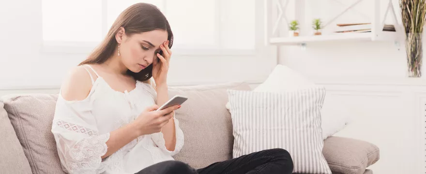 Smartfonowa szyja – czym jest i co zrobić, by uniknąć bólu i sztywności karku?