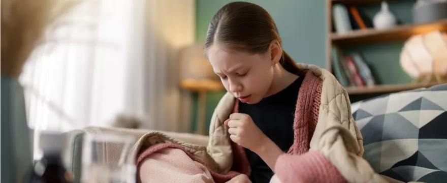 Dziecko kaszle po chorobie. Kiedy to normalne, a kiedy iść do lekarza?
