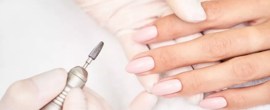 Hybryda w ciąży. Czy będąc w ciąży, można robić manicure hybrydowy?