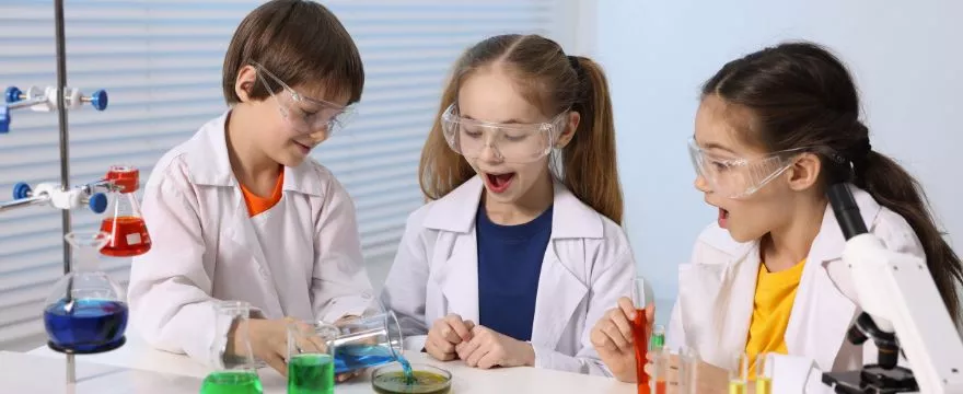 Domowe eksperymenty dla dzieci. 6 ciekawych pomysłów