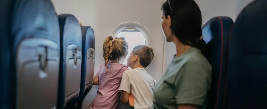 Gdzie najlepiej siedzieć w samolocie z dzieckiem? Podpowiadamy