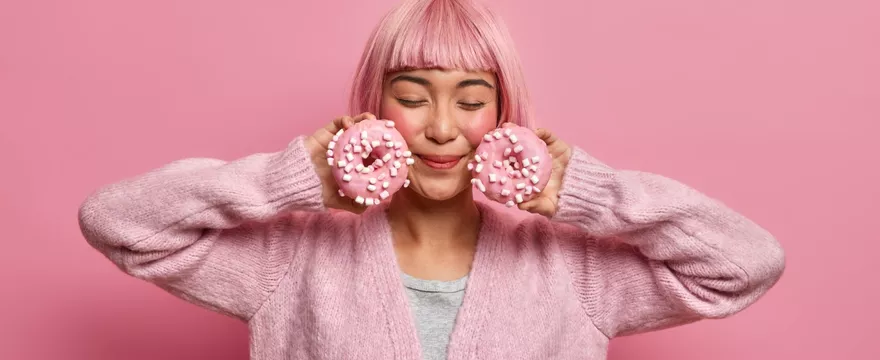 Dietetyczny tłusty czwartek — przepisy na faworki i pączki z piekarnika