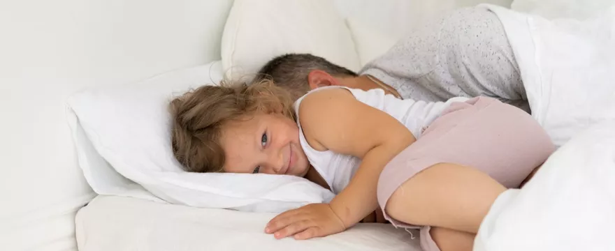 Czy ojciec może spać z córką?