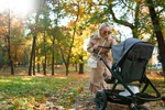 Z niemowlakiem na jesienny spacer - jak się przygotować i co ze sobą zabrać?