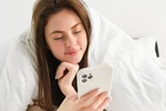 Sięgasz po telefon zaraz po przebudzeniu? Sprawdź, dlaczego to nie jest dobry nawyk!
