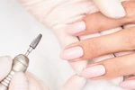 Hybryda w ciąży. Czy będąc w ciąży, można robić manicure hybrydowy?