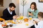 Telefony przy stole a dzieci. Jak wprowadzić zasadę "bez ekran&oacute;w przy stole"?
