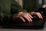 &bdquo;Sprzedam kolegę&rdquo; &ndash; nowa forma cyberprzemocy wśr&oacute;d nastolatk&oacute;w