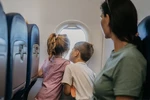 Gdzie najlepiej siedzieć w samolocie z dzieckiem? Podpowiadamy