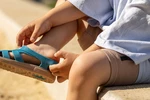 Buty do wody dla dziecka &ndash; jak wybrać bezpieczne sandały na plażę, basen i wakacje?