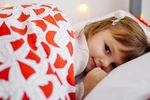 Nocne poty &ndash; dlaczego dziecko poci się w nocy?
