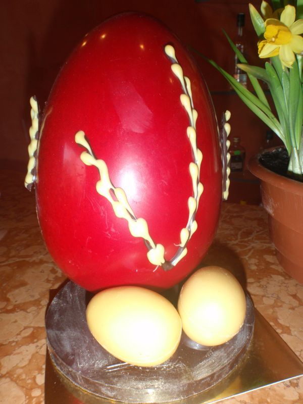 dekoracja - wielkie czekoladowe jajo