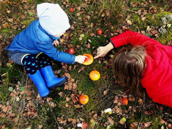 Wspólnie jesień z uśmiechami witamy i na szukanie jej oznak się wybieramy. Pierwsza lekcja przyszłego grzybiarza już zaliczona- muchomory są "bleeeee", mimo, że ich barwa tak pięknie czerwona :)