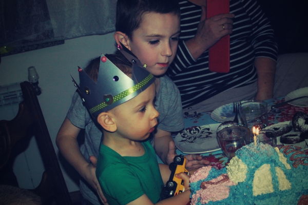 Borysek - 2 latka 12 stycznia - mały królewicz na zdjęciu ze starszym bratem. 