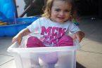 Wyścigówka Amelki-pudełko po klockach, jak widać dla dziecka ma więcej zastosowań i sprawia dużo radości, zwłaszcza kiedy ktoś je popycha :)