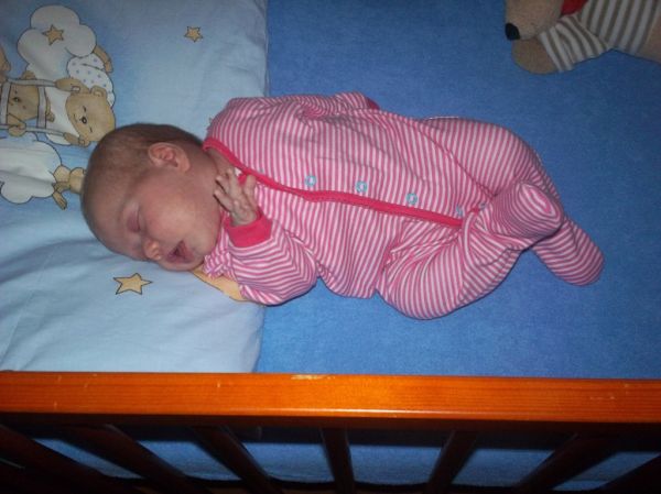 Moją Lenka i jej ulubiona pozycja do spania - .. nie dotykać mnie , jak śpię :)'' 