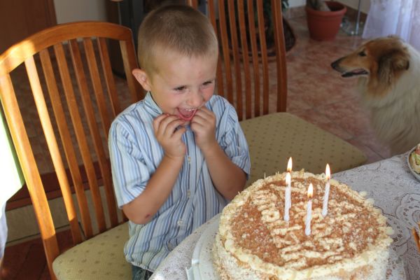 Karolek podczas zdmuchiwania świeczek urodzinowych 