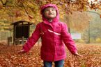 Jesienna zabawa liśćmi najlepiej organizm dzieci hartuje!